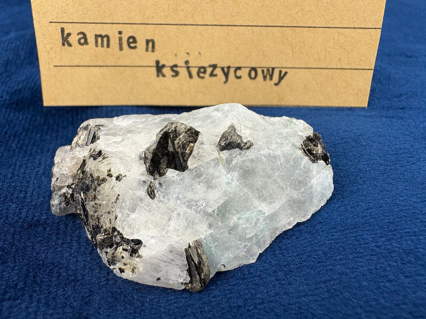 Kamień Księżycowy bryłka