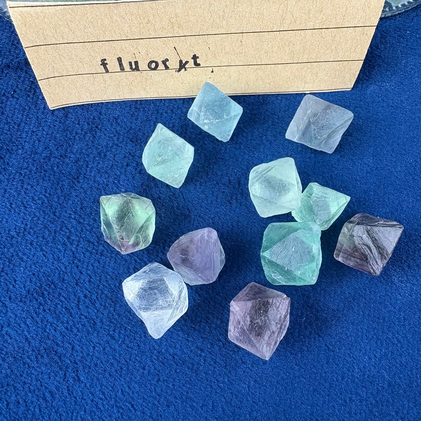 Fluoryt kryształ (oktaedr)